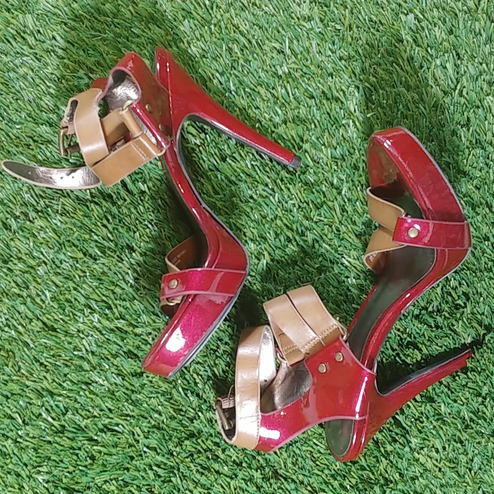 Carlos Santana - ✨️New✨️ Y2K VINTAGE Strappy patent heels Size 7 Red/tan